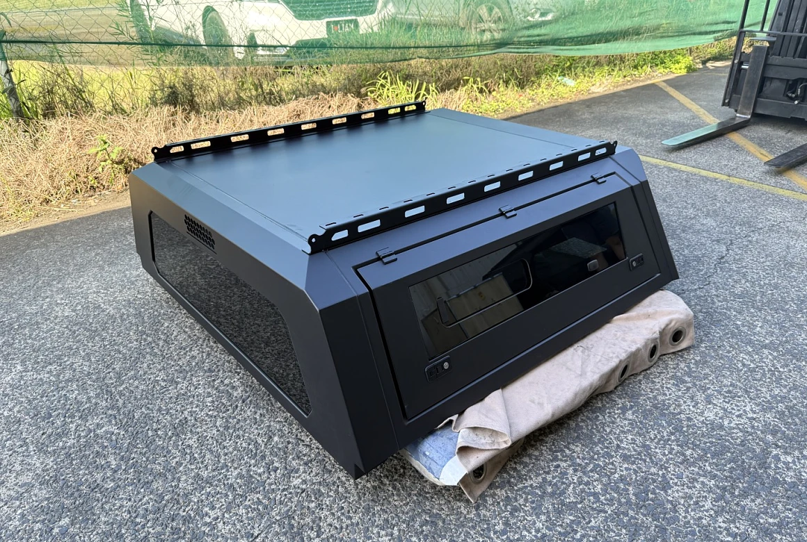 View of the Aluminium Canopy for Toyota Hilux N70 N80 N90 + with Aluminium Pet Window Doors 