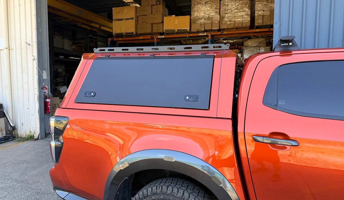 Isuzu D-Max · 2020+ with Steel canopy with pet window doors