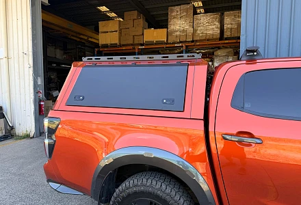 Isuzu D-Max · 2020+ with Steel canopy with pet window doors